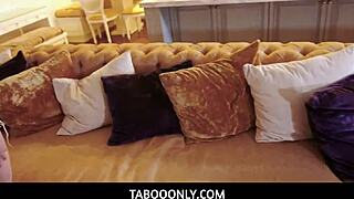 Nevlastní sestry se střídají v sání ptáka nevlastního bratra?