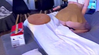 Блондинка худенькая милф с маленькой талией.