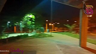 Essa gostosa safada faz blowjob na rua e quase não aguentou a rola enorme.