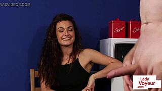 イギリスのオフィス覗き魔がタトゥーのサブをJOIで辱める