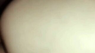 Close-up na natažení zadku ženy při análním 😲