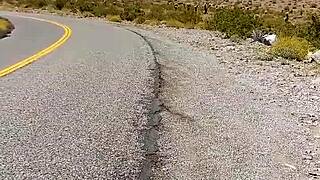 Hun elsker at strippe nøgen i offentlige udendørs omgivelser, omfavner sin indre luder.