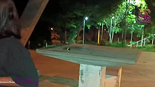 Essa gostosa safada faz blowjob na rua e quase não aguentou a rola enorme.