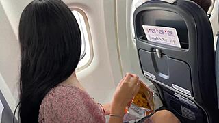 Geile Frau mit großem Arsch gibt Muschi-Tee an die gut bestückte Latina mit großen Titten und Dessous