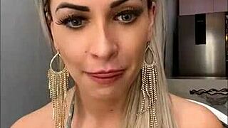 Seksi sarışın büyük memelerini ve götünü sıradan ortamda sergiliyor