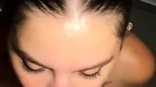 Заварена сестра ми позволява да използвам устата и путката й, за да скрия домашното й видео