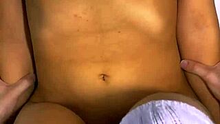 el infiel y la estudiante intercambiaron miradas furtivas en la sala de clases y terminaron besándose