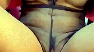 Hun kommer hårdt på stor pik med dildo og fingering