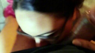 deep throat - nerd safada fazendo garganta profunda ate receber gozada na cara