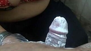 Enfermeira ajuda paciente extrair sêmen e engole no hospital com câmera escondida