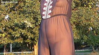 Harige mature vrouw flitst kutje in doorschijnende kleren, naakte exhibitionist amateur