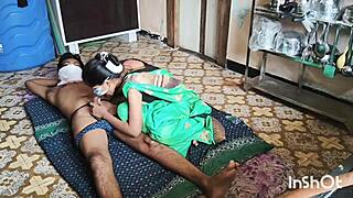 Bhabhi do vilarejo Shivani impressiona em sari verde numa reunião caseira