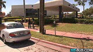 الزوجة تنتظر خروج زوجها لفعل شيء غير متوقع