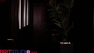 Študentka v cosplayi alebo susedka v gloryhole?