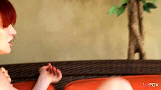 Pelirrojas se lamen mutuamente en el patio trasero