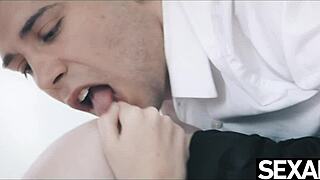 Cewek rambut merah panas naik hingga orgasme berganda