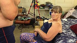 Oma Carmen Angel kleedt uit en zuigt lul deskundig