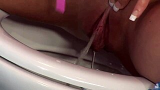 Lolly Badcock ima viseče ustnice pičke, ko jo močno jebe