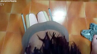 MILF i strumpbyxor och klackar ger intensiv blowjob som slutar med sperma i munnen