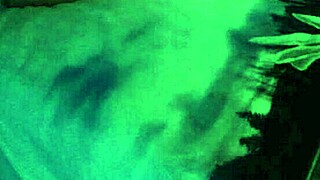 Prstovanje sestrine tesne pičke v postelji staršev