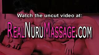 Sladká blondínka masérka dostane olizovanie v parnej sprche! 😍