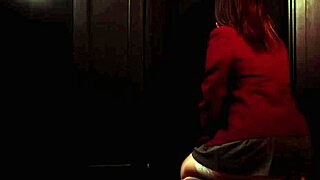 ŠTUDENTKA SESAJE KURCA PRI GLORYHOLE!