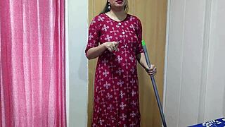 סאלי הודית דסי מפתה את ג'יג'ה לסקס קשה בחדר נקי