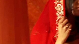 Prinsessan Jasmine i lingerie ger onaninstruktioner under solomasturbation