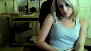 Kylie performs a webcam show featuring her perfect ass and tits