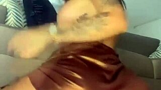 Ta mlada razstavljajoča punca z velikimi joškami in tesno pičko jo razkrije kuckold fant 😏