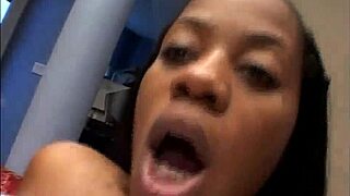 فتاة أمريكية أفريقية في جوارب تُدق مع إنزال في المشهد الثاني.