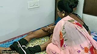 Cumnată indiană bengaleză din sat se poartă obraznic cu cumnatul în întâlnire fierbinte