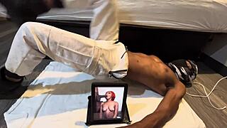 keeping my abs tight for the ladies 😎