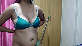 סאלי הודית דסי מפתה את ג'יג'ה לסקס קשה בחדר נקי