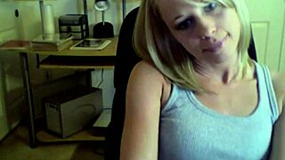 Kylie performs a webcam show featuring her perfect ass and tits