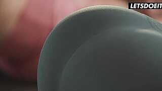 Йога тренировката се превръща в гореща тройка с лесбийки - искаш ли да се присъединиш?