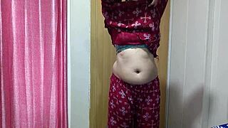 סאלי הודית דסי מפתה את ג'יג'ה לסקס קשה בחדר נקי