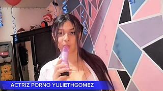 Naughty Girl Provokes with Short Dress, No Panties, Moves Ass on Stick Casero Real