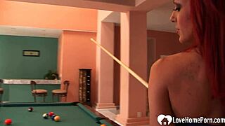 Büyük memeli kırmızı saçlı kız siyah sikle oynuyor! 🔥