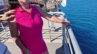 Belle-mère exhibe ses formes en public en repensant vacances torrides