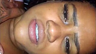 Moj fant me je tako dobro jebal, da sem squirtnila po celi sobi, potem pa mi napolnil pičko s spermo