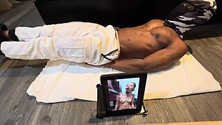 keeping my abs tight for the ladies 😎