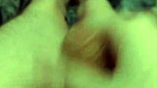 Nahý chlap masturbuje svého monstrózního ptáka solo!