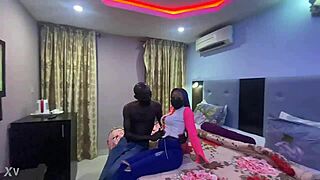 Gammel mann bestiller liten hore til hotellrom for god fucking