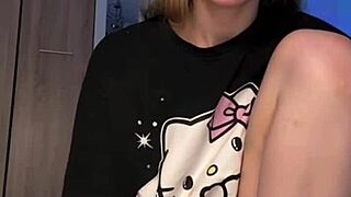 Watch me finger this pink perfect pussy with a big dildo, says the teen in hardcore amateurs scene