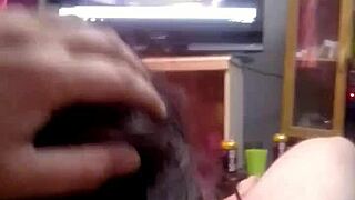 自家製で太った妻が犯されながら、小さな18歳ティーン継娘を見る