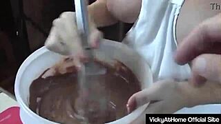 Vicky Vette spiser sæd!