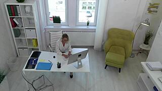 Rjavolaska gospodinja jebe v misijonarju in cowgirl z mišičastim ogromnim kurcem