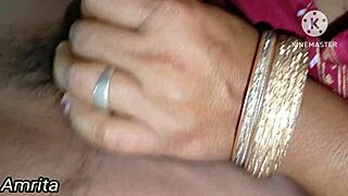 Vroča indijska desi pastorka svakinja in svak v vročem seksu