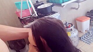 義子が主婦の腫れたマンコをキッチンで見る